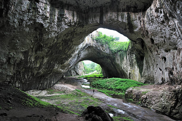пещера devetashka, вблизи lovech, болгария - ancient past arch natural arch стоковые фото и изображения