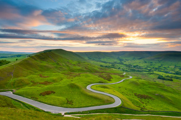 edale valley road, parque nacional do distrito de peak - mam tor - fotografias e filmes do acervo