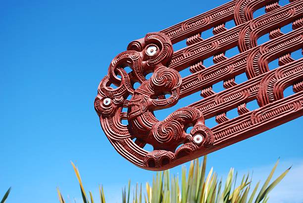 Maori Carving, Harakeke & Sky  motueka stock pictures, royalty-free photos & images