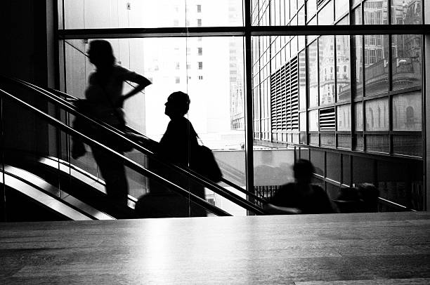 as pessoas se move para cima na escalator.black e branco. - escalator people city blurred motion imagens e fotografias de stock