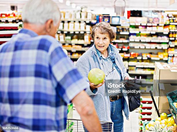 Senior Donna Marito Ha Consultato Sul Pompelmo Acquisto In Supermercato - Fotografie stock e altre immagini di Supermercato