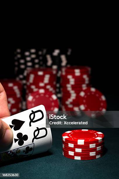 Foto de Bolso Camas Queensize Com Vermelha Preto Fichas De Pôquer e mais fotos de stock de Aposta