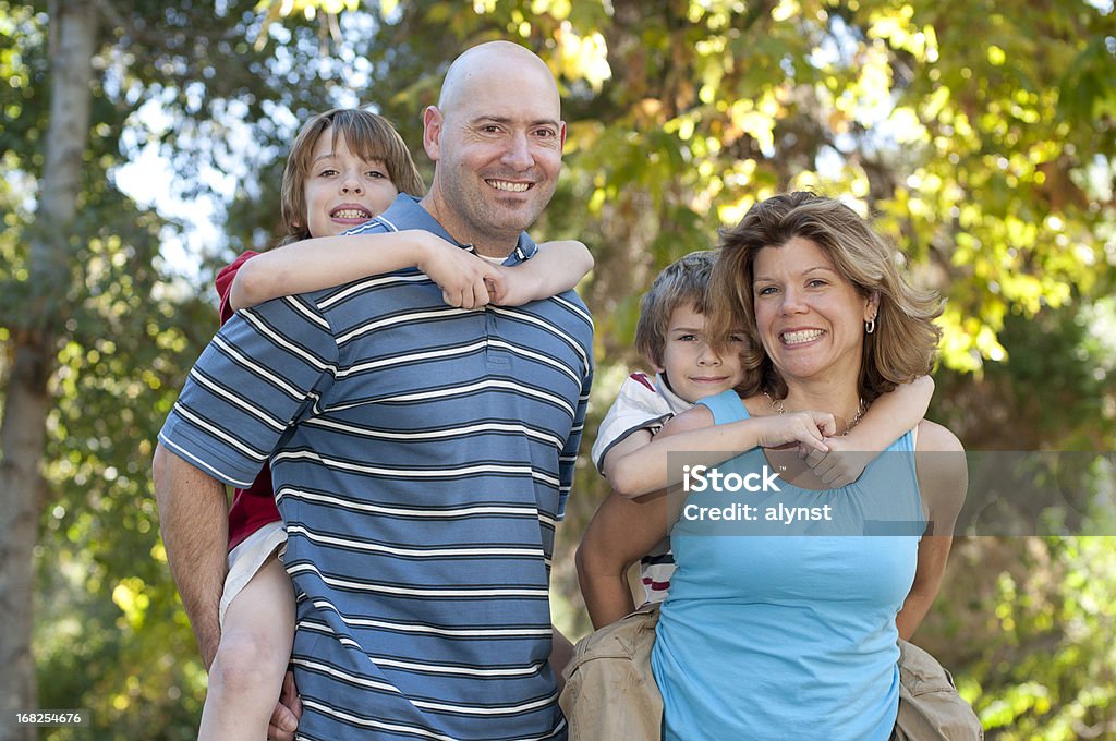 Família feliz de quatro no parque - Foto de stock de 30 Anos royalty-free