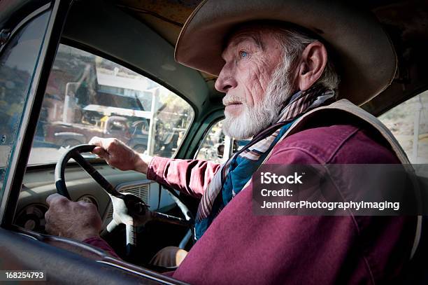 カウボーイは古いトラック - スモールタウンアメリカのストックフォトや画像を多数ご用意 - スモールタウンアメリカ, 運転する, 軽トラック