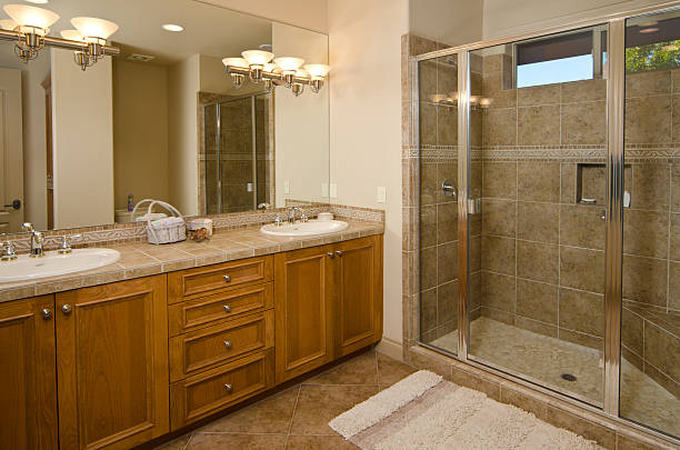 современная ванная комната с душем и пол плитки - medicine cabinet bathroom bathroom sink door стоковые фото и изображения