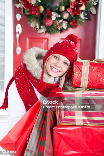 Foto de Compras Natal e mais fotos de stock de 20-24 Anos - 20-24 Anos, Adulto, Atividade Recreativa