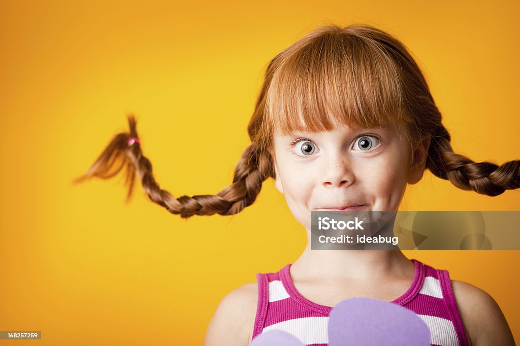 Красный светловолосую девочка с косичками и Дурачусь лицом вверх - Стоковые фото Ребёнок роялти-фри