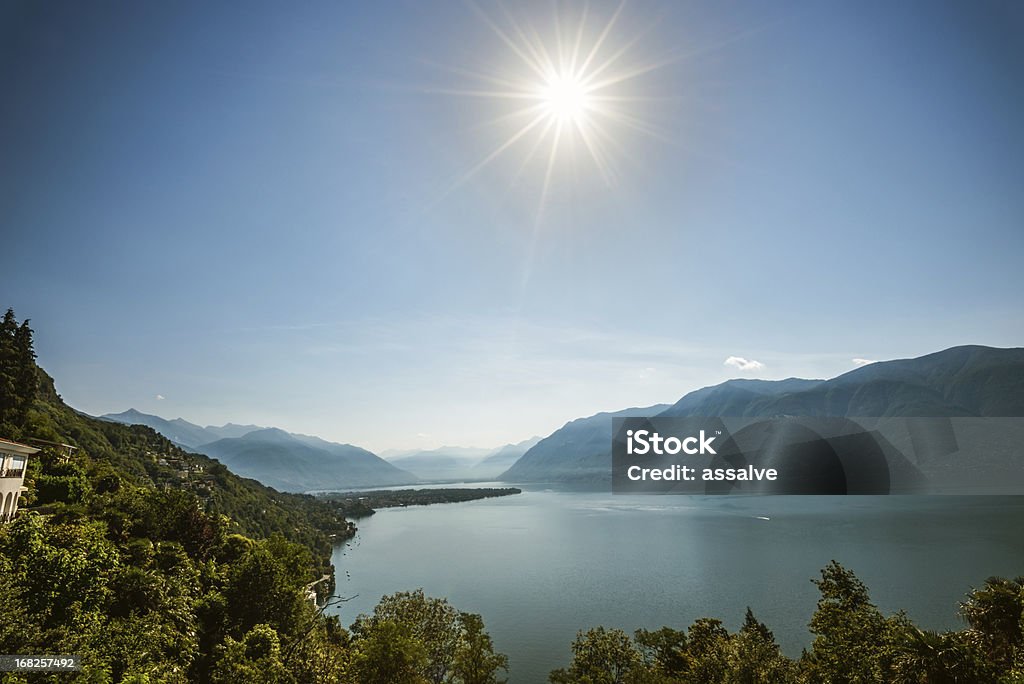 明るい太陽の湖の上に輝くマジョーレ,Switzerland - アスコナのロイヤリティフリーストックフォト