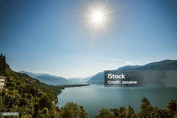 明るい太陽の湖の上に輝くマジョーレ Switzerland - アスコナのストックフォトや画像を多数ご用意 - アスコナ, まぶしい, カラフル