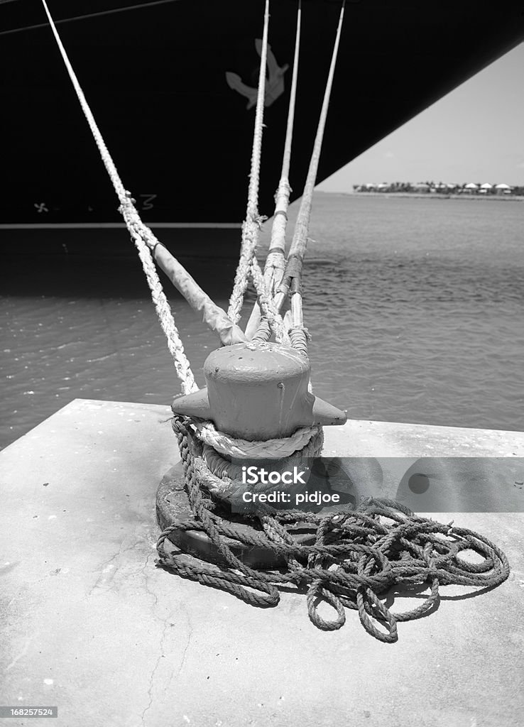 Bateau amarré dans le port - Photo de Balise flottante libre de droits