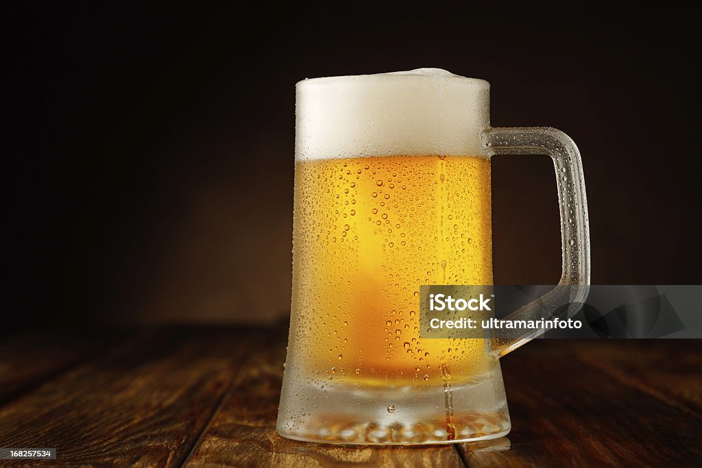 Cerveza para tazas - Foto de stock de Cerveza libre de derechos