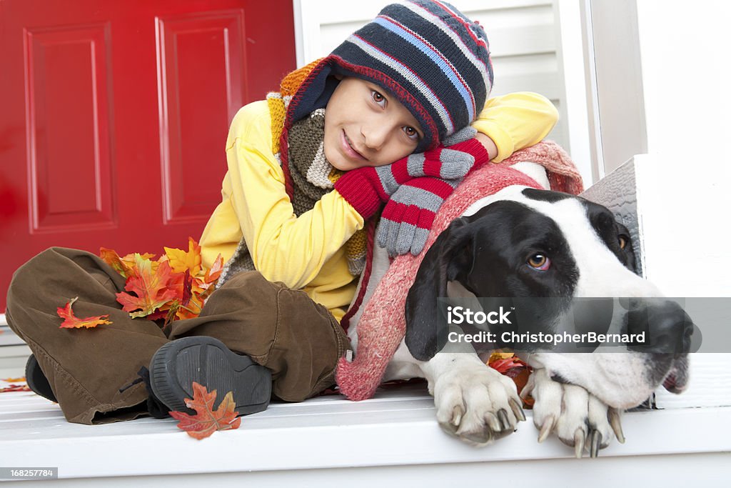 Boy 秋のポートレート、彼の犬 - 玄関のドアのロイヤリティフリーストックフォト