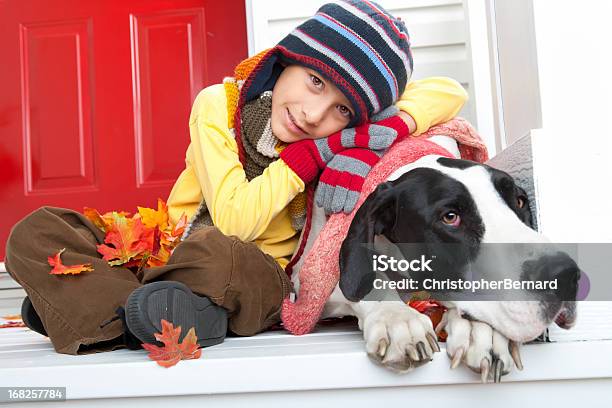 Menino Outono Retrato Com O Cão - Fotografias de stock e mais imagens de Porta Principal - Porta Principal, Vermelho, 6-7 Anos