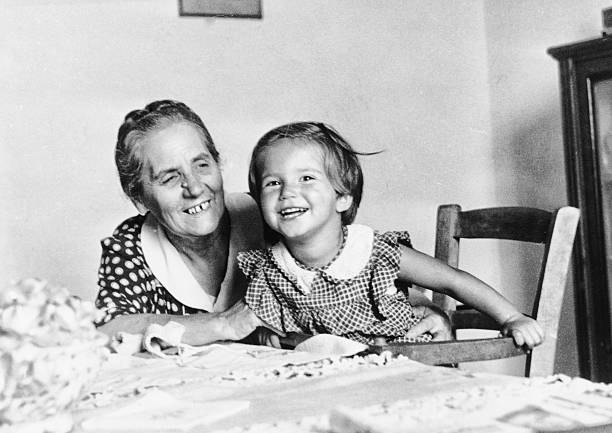 kleines mädchen bei ihrer großmutter im jahr 1949 - großmutter fotos stock-fotos und bilder