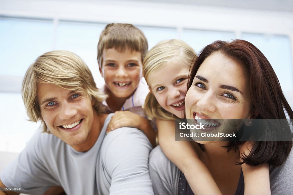 Famille heureuse avec des enfants en savourant un porter sur le dos - Photo de Adulte libre de droits
