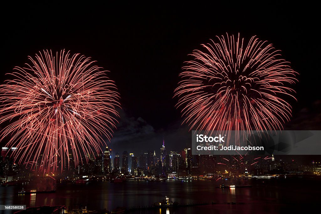 Di New York City sincronizzati Fuochi d'artificio - Foto stock royalty-free di 4 Luglio