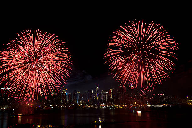 cidade de nova york syncronized fogos de artifício - new york state skyline new york city vibrant color - fotografias e filmes do acervo