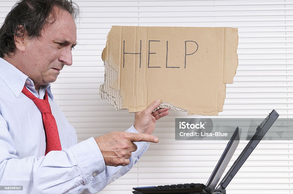 Hombre de negocios con cartel de ayuda estrés mirando PC - Foto de stock de Angustiado libre de derechos