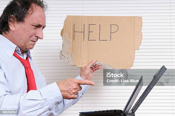 Hombre De Negocios Con Cartel De Ayuda Estrés Mirando Pc Foto de stock y más banco de imágenes de Angustiado