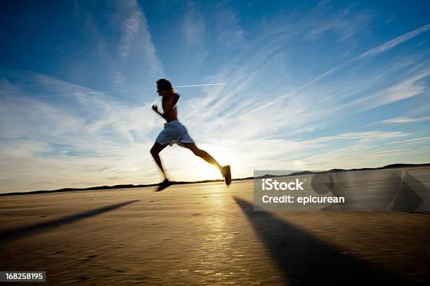 Corredor Masculino Fora Para Um Treino Correr Ao Pôr Do Sol - Fotografias de stock e mais imagens de 20-29 Anos