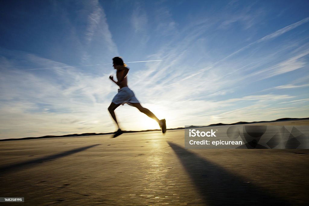 Мужской бегун, для тренировок, бега на закате - Стоковые фото 20-29 лет роялти-фри