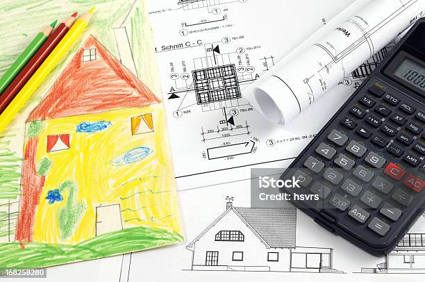 Desenho De Criança De Casa Com Projectos Plano E Calculadora - Fotografias de stock e mais imagens de Amarelo