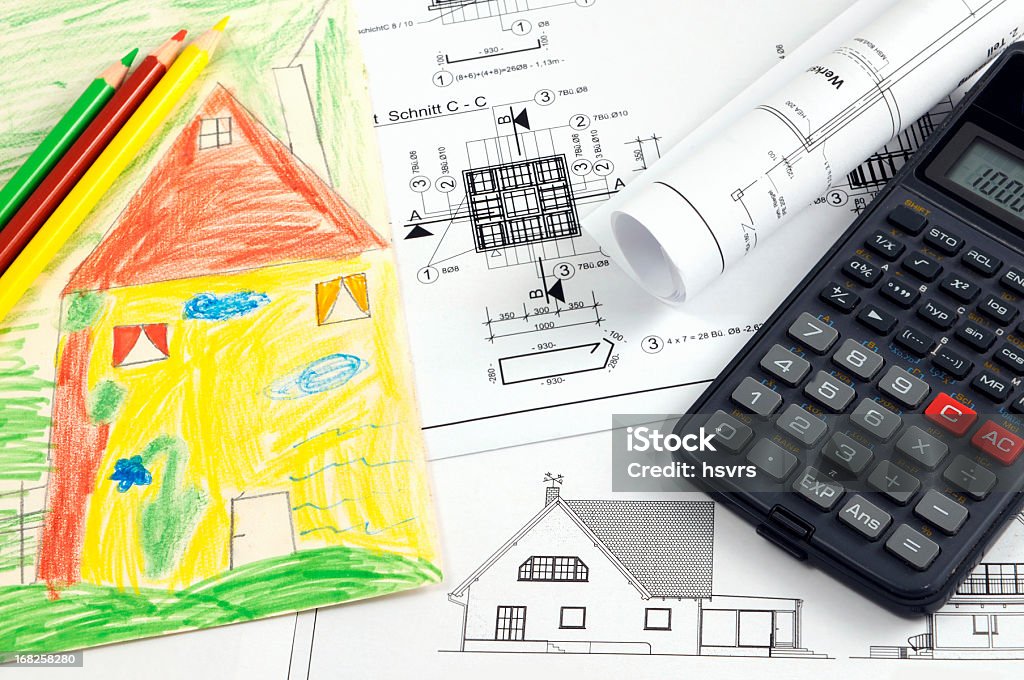 Детский рисунок дом и чертежи; планирование и Калькулятор - Стоковые фото Архитектура роялти-фри