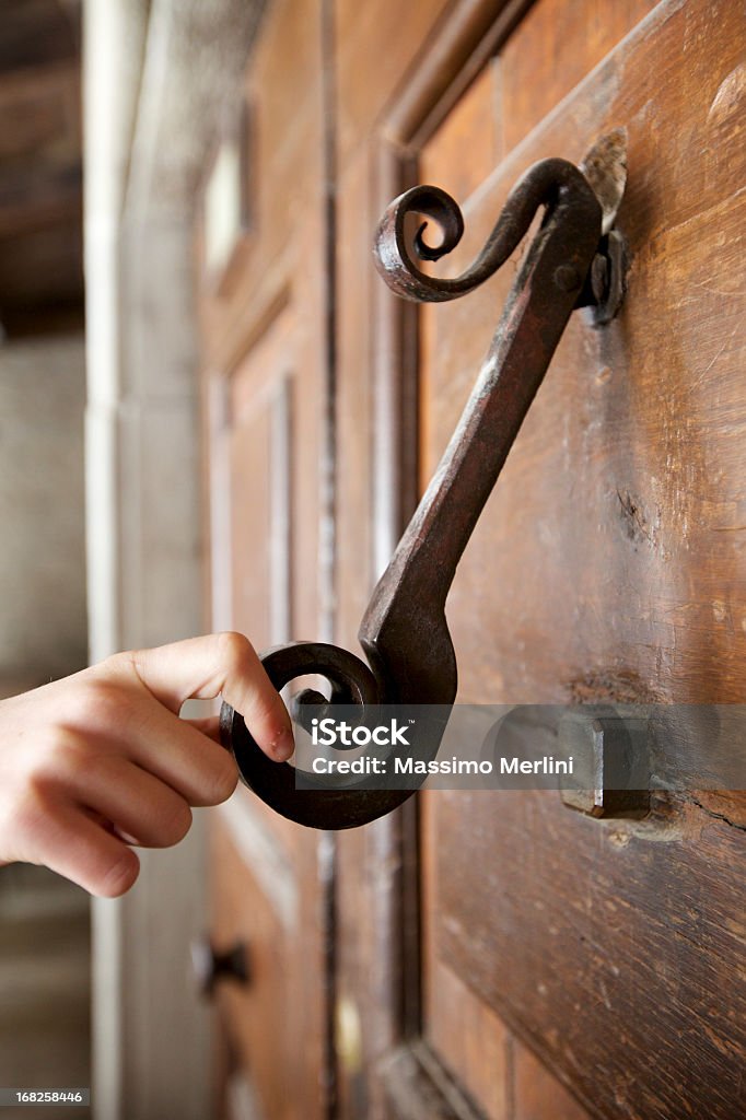 Kołatka do drzwi z ręki - Zbiór zdjęć royalty-free (Drzwi)