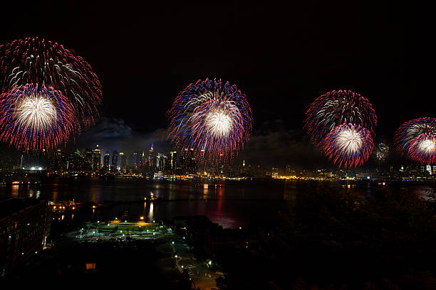 cidade de nova york syncronized fogos de artifício - new york state skyline new york city vibrant color - fotografias e filmes do acervo