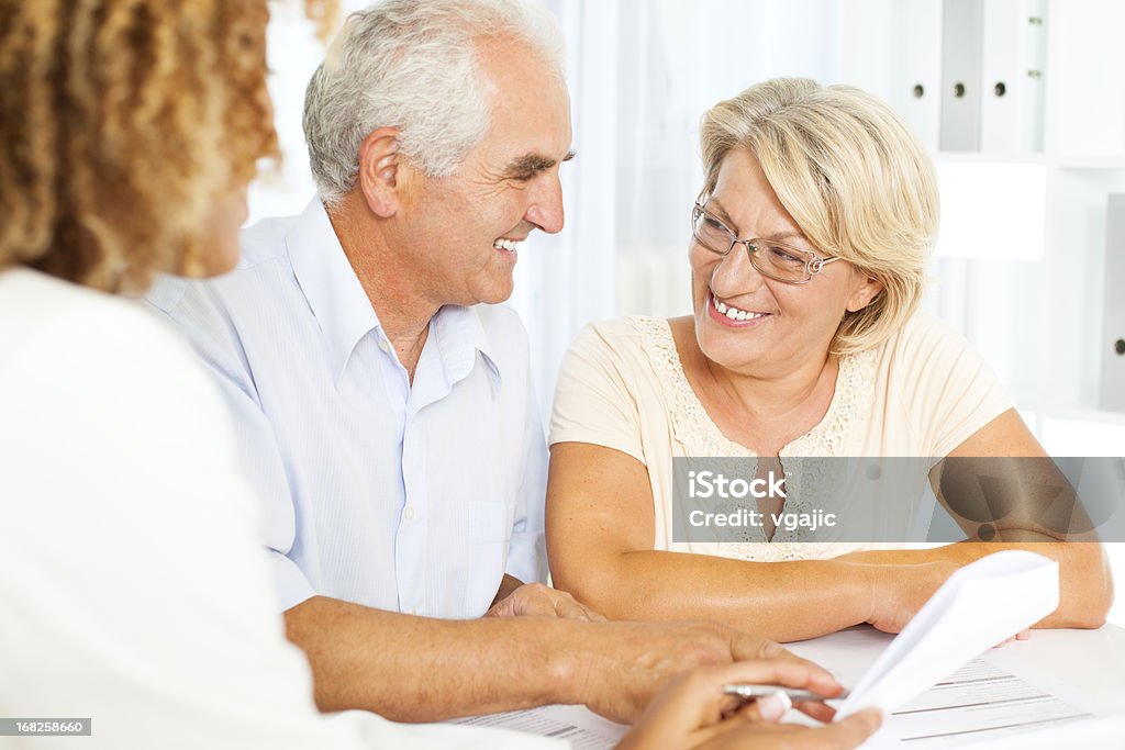 Casal de idosos reunião com um Consultor financeiro. - Foto de stock de Cliente royalty-free
