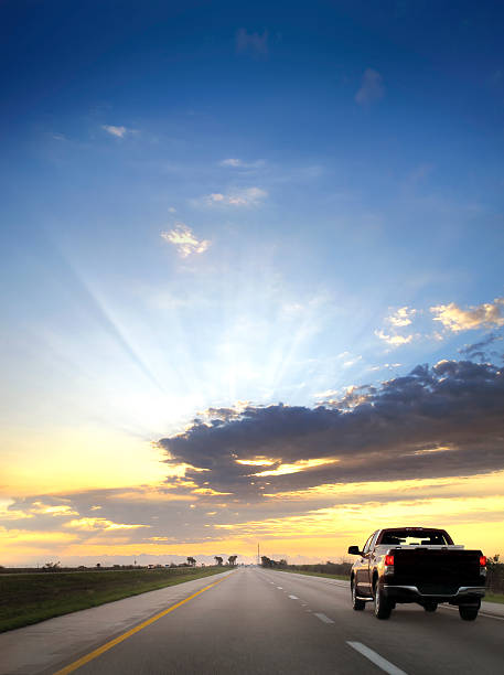 en el camino de la puesta de sol - journey travel road sky fotografías e imágenes de stock