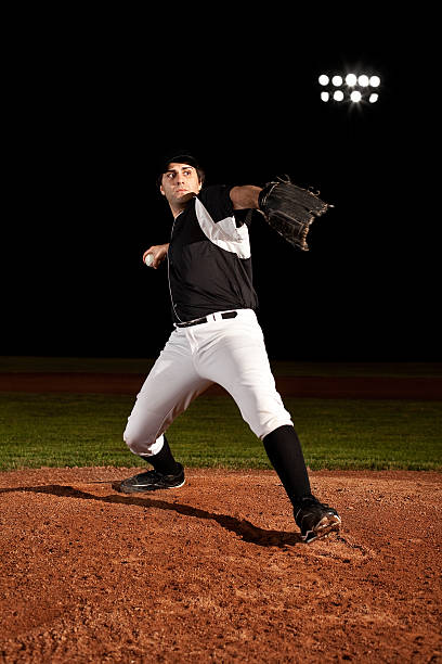 pitcher de baseball (plan d'action) sur mound - baseball diamond flash photos et images de collection