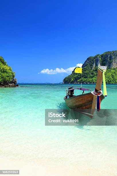 Cauda Comprida Barco De Madeira Na Praia De Ilha De Krabi - Fotografias de stock e mais imagens de Ilhas Phi Phi