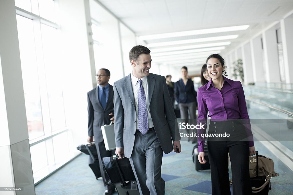 Flughafen mit Business-Team gehen, ziehen ihr Gepäck und Lächeln - Lizenzfrei Flughafen Stock-Foto