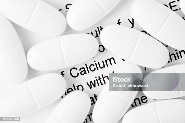 Foto de Pílulas Cálcio e mais fotos de stock de Cálcio - Cálcio, Suplemento nutricional, Comprimido
