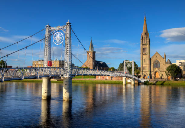 río ness de un puente peatonal, inverness - inverness area fotografías e imágenes de stock