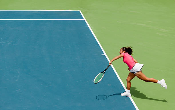 canchas de tenis - tennis serving female playing fotografías e imágenes de stock