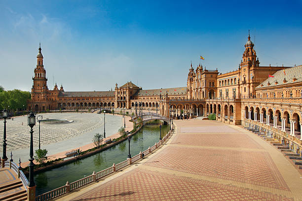 plaza de españa in sevilla - colonnade stock-fotos und bilder