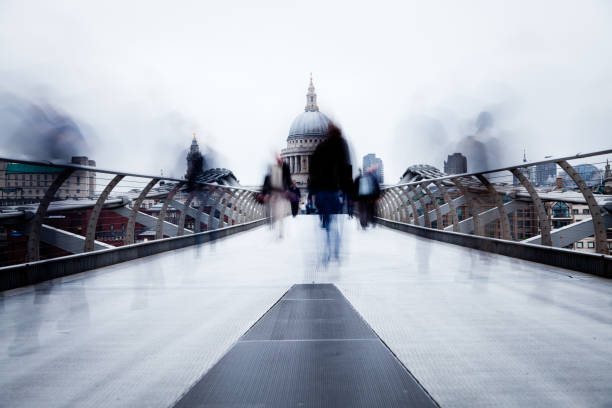 pendler - millennium bridge stock-fotos und bilder