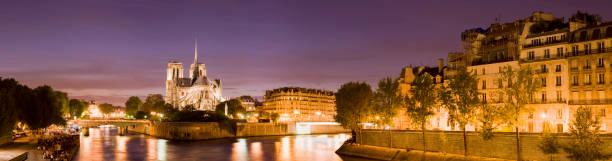 ノートルダム寺院パリ、フランスの夕暮れます。 - paris france notre dame night ile de la cite ストックフォトと画像