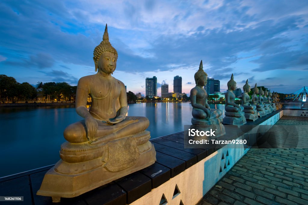 Estátuas de Buda à noite - Foto de stock de Colombo royalty-free