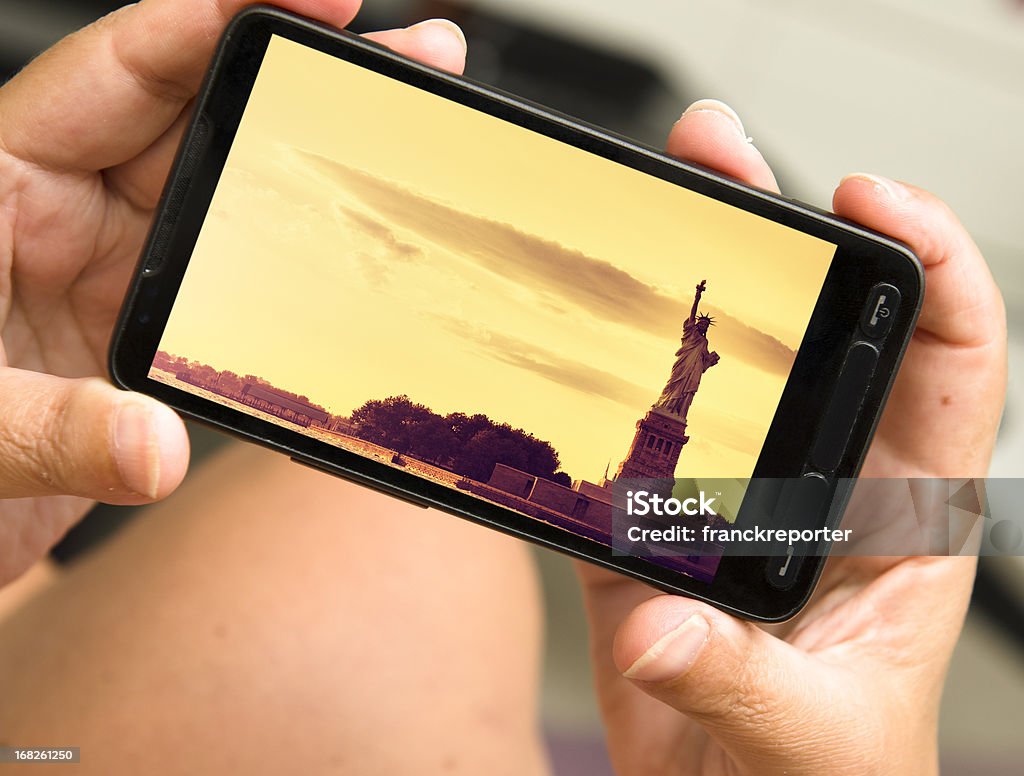 、スマートフォンで写真を眺め - アメリカ合衆国のロイヤリティフリーストックフォト