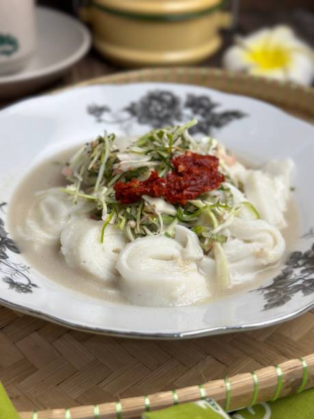 락삼 또는 납작한 쌀과 코코넛 그레이비와 생선을 곁들인 생선 육즙에 특별한 국수. 그것은 조미료로 칠리 페이스트와 신선한 야채와 함께 제공되었습니다. 말레이시아 켈란탄에서 인기 있는 � - kipper dill prepared fish food 뉴스 사진 이미지