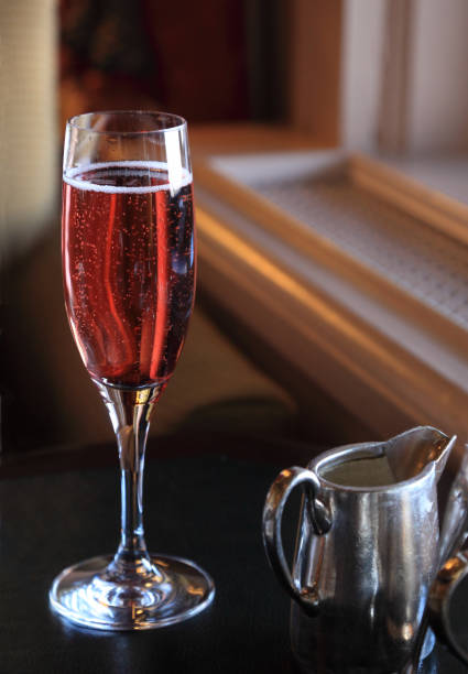 kir royale w szampan szkło - champagne pink luxury table zdjęcia i obrazy z banku zdjęć