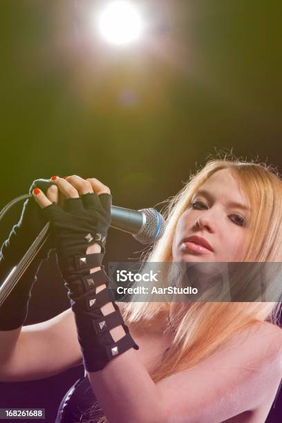 Cantante Foto de stock y más banco de imágenes de Actuación - Espectáculo - Actuación - Espectáculo, Actuación - Representación, Adulto