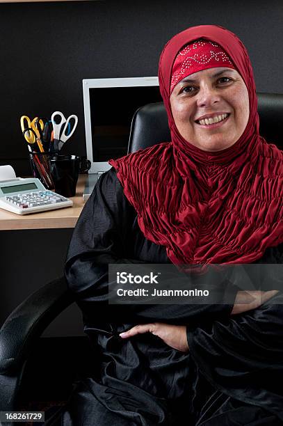 Ältere Muslimische Business Frau Stockfoto und mehr Bilder von Arabien - Arabien, Arbeiten, Arme verschränkt