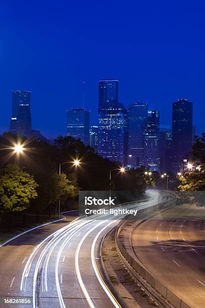 Путь До Центра Города В Хьюстоне — стоковые фотографии и другие картинки Хьюстон - Техас - Хьюстон - Техас, Автомобиль, Вертикальный