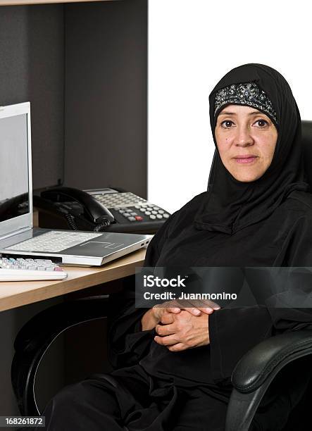 Madura Musulmana Mujer De Negocios Foto de stock y más banco de imágenes de 40-49 años - 40-49 años, Adulto, Adulto joven