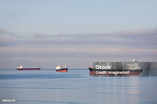 Foto de Três Navios De Carga e mais fotos de stock de Embarcação industrial - Embarcação industrial, Três Objetos, Navio cargueiro