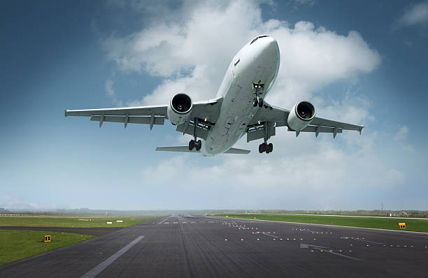 flugzeug landung - start und landebahn stock-fotos und bilder